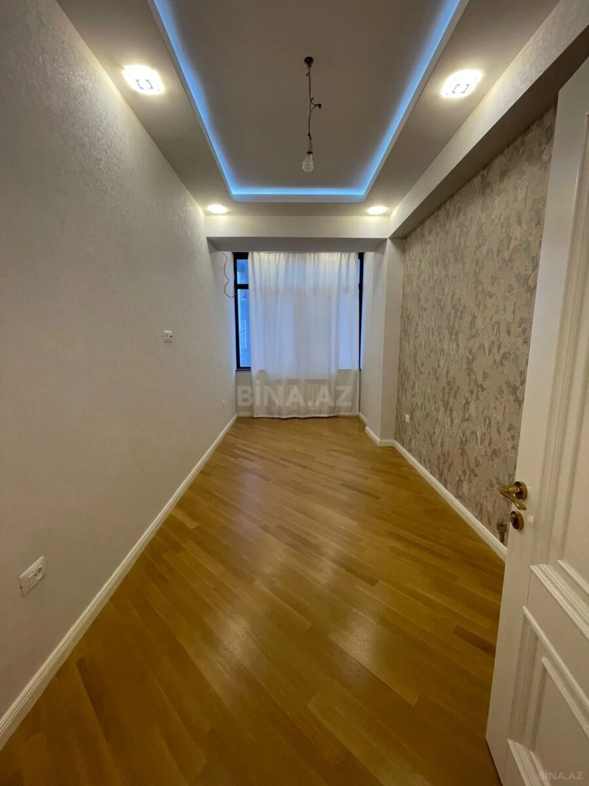 Satılır 4 otaqlı mənzil 136 m²
