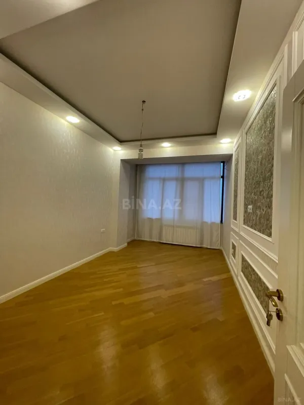 Satılır 4 otaqlı mənzil 136 m²