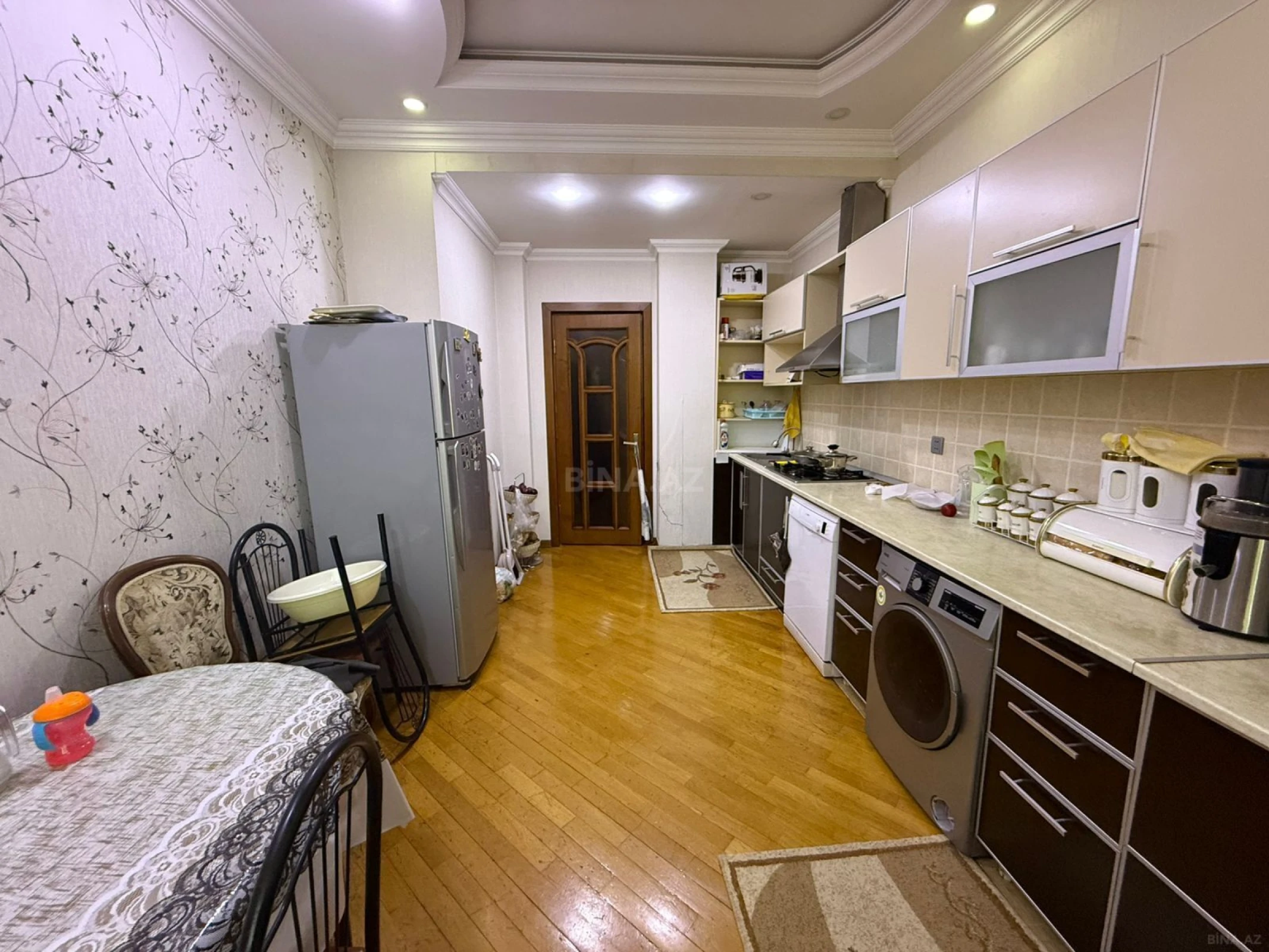 Satılır 4 otaqlı mənzil 145 m²