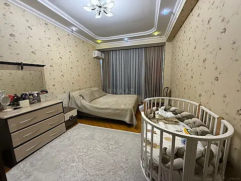 Satılır 4 otaqlı mənzil 145 m²