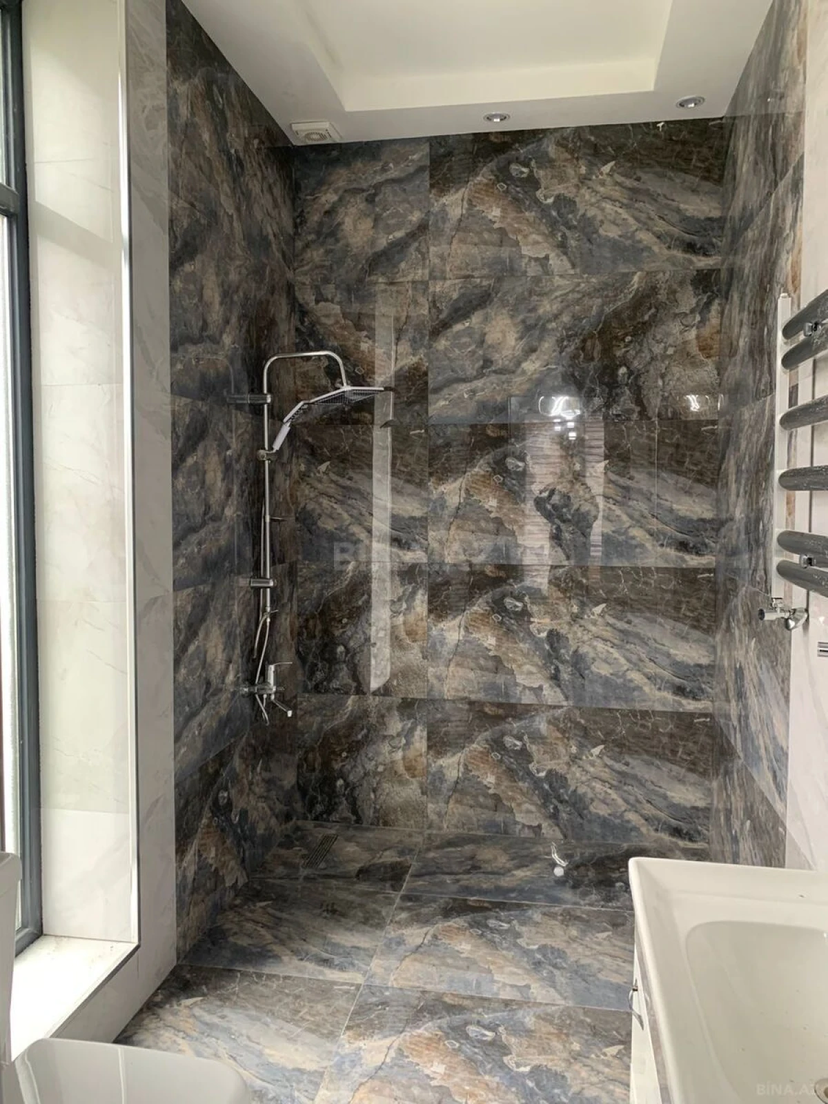 Satılır 5 otaqlı həyət evi 250 m²