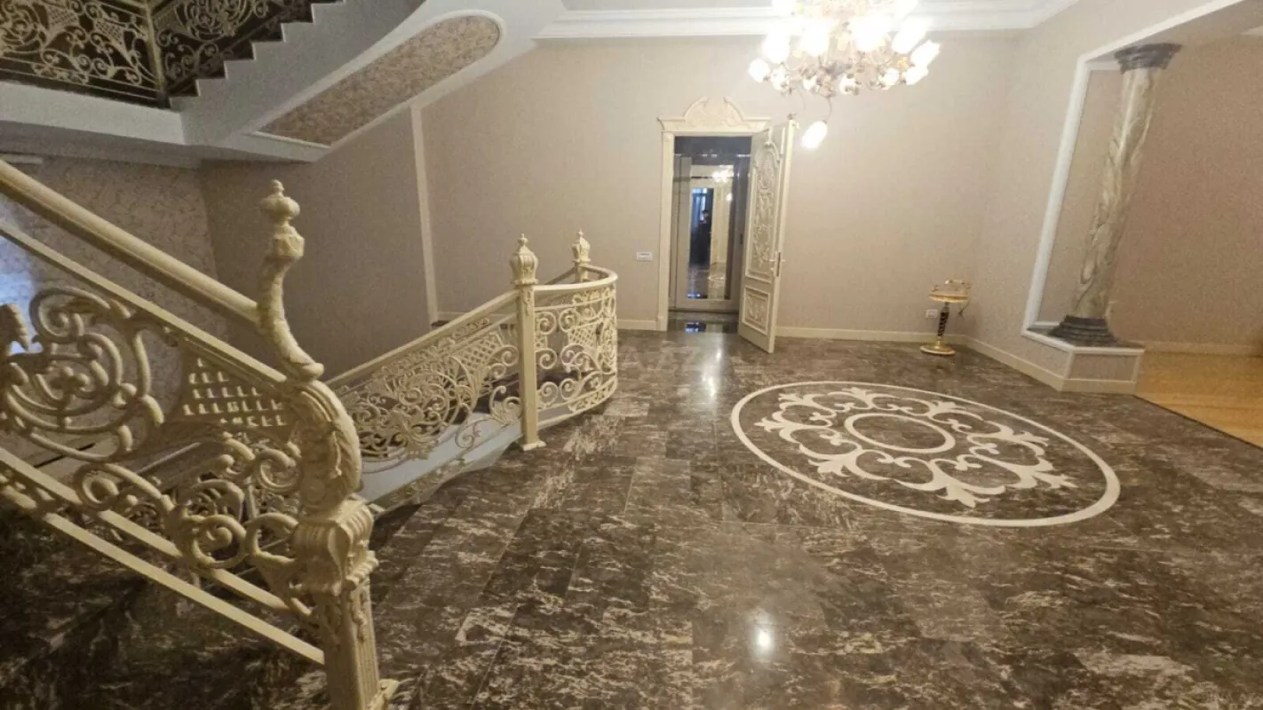 Satılır 11 otaqlı həyət evi 1500 m²