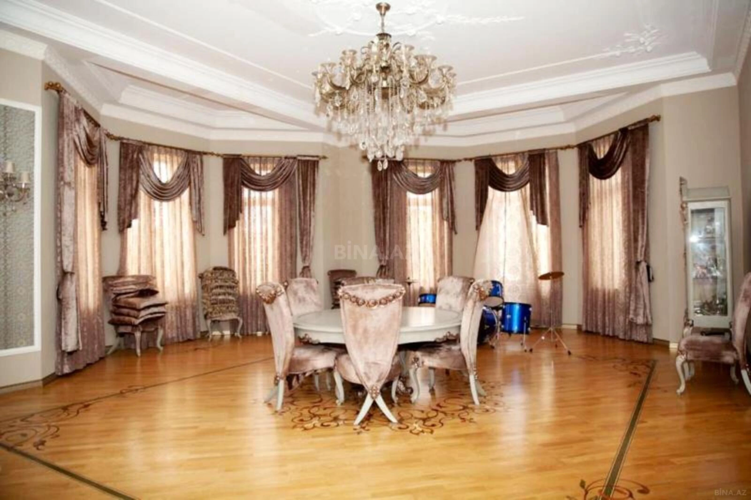 Satılır 11 otaqlı həyət evi 1500 m²