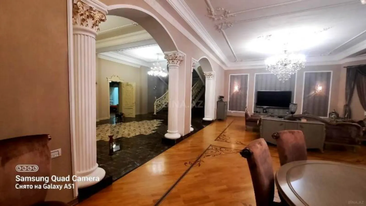 Satılır 11 otaqlı həyət evi 1500 m²