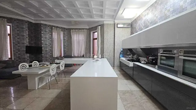 Satılır 11 otaqlı həyət evi 1500 m²