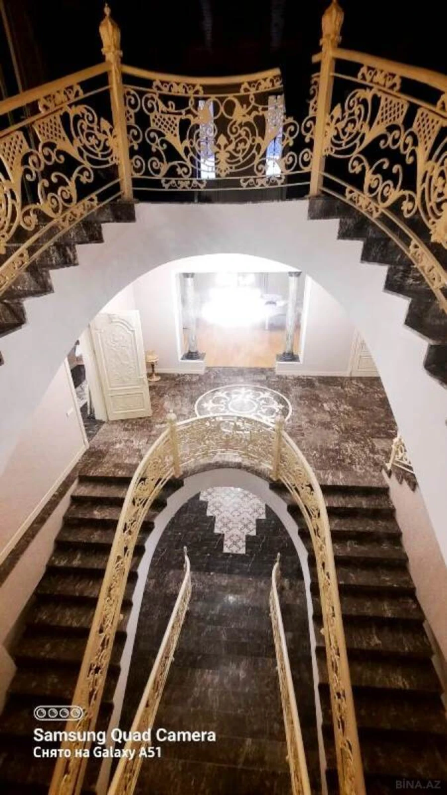 Satılır 11 otaqlı həyət evi 1500 m²