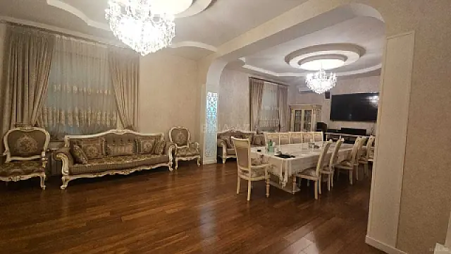 Satılır 11 otaqlı həyət evi 1500 m²