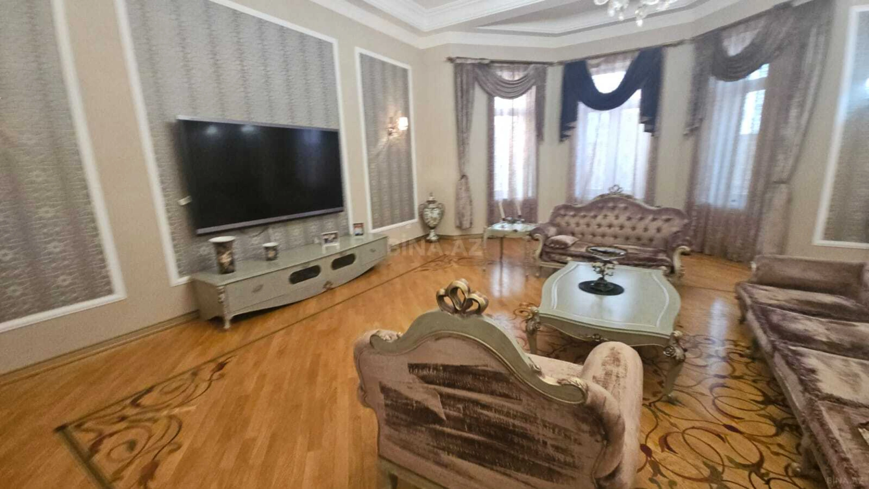 Satılır 11 otaqlı həyət evi 1500 m²