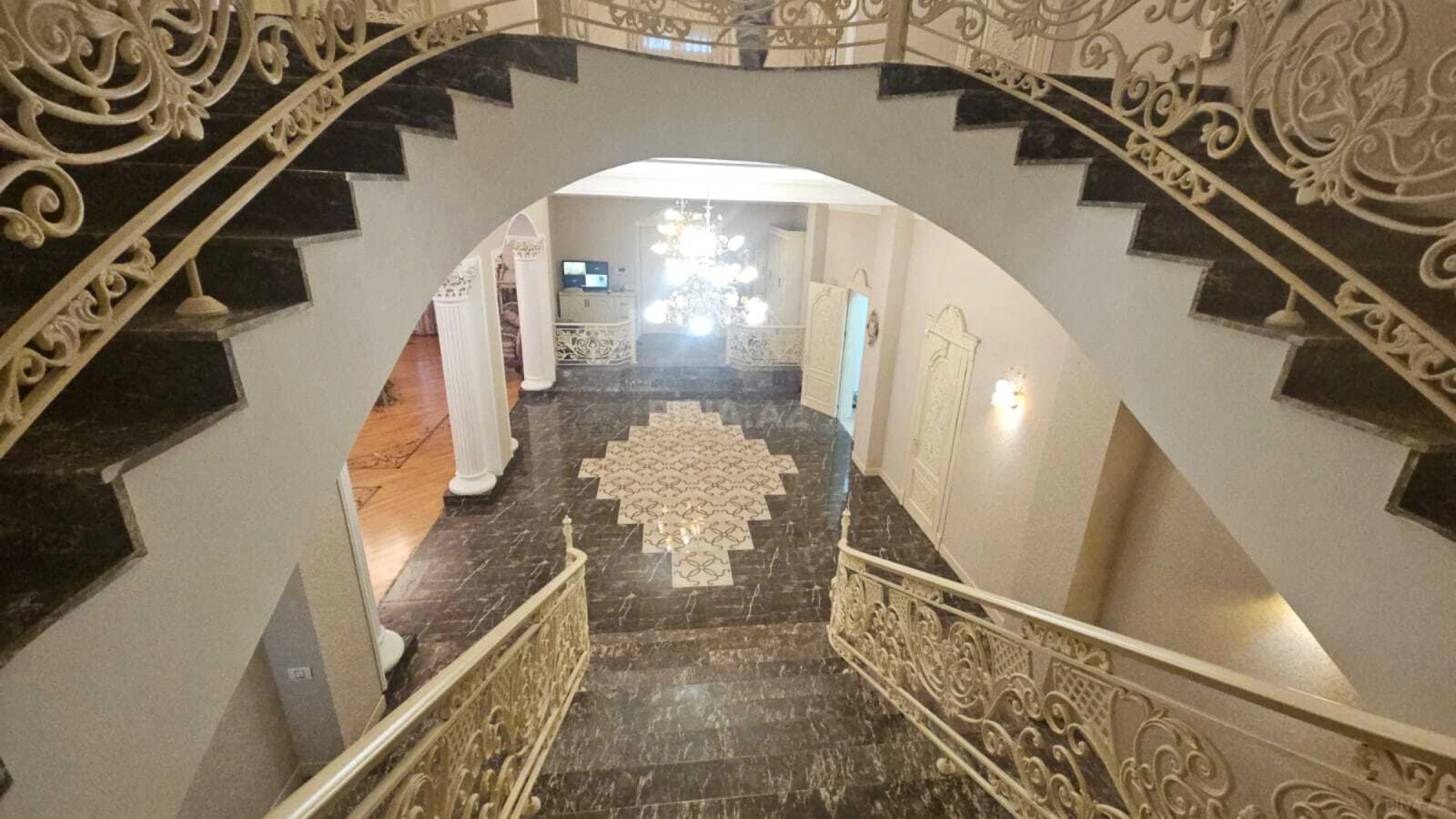Satılır 11 otaqlı həyət evi 1500 m²