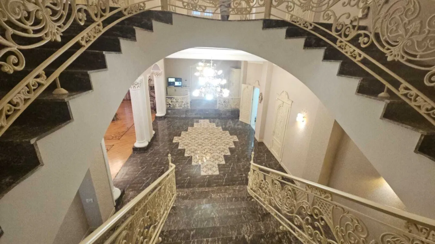 Satılır 11 otaqlı həyət evi 1500 m²