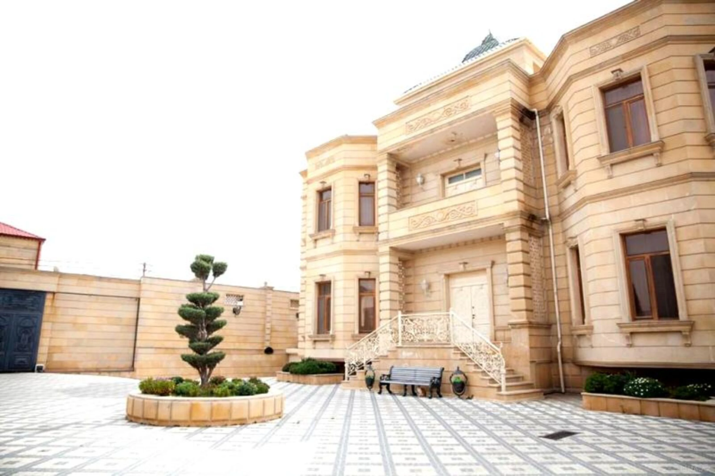 Satılır 11 otaqlı həyət evi 1500 m²