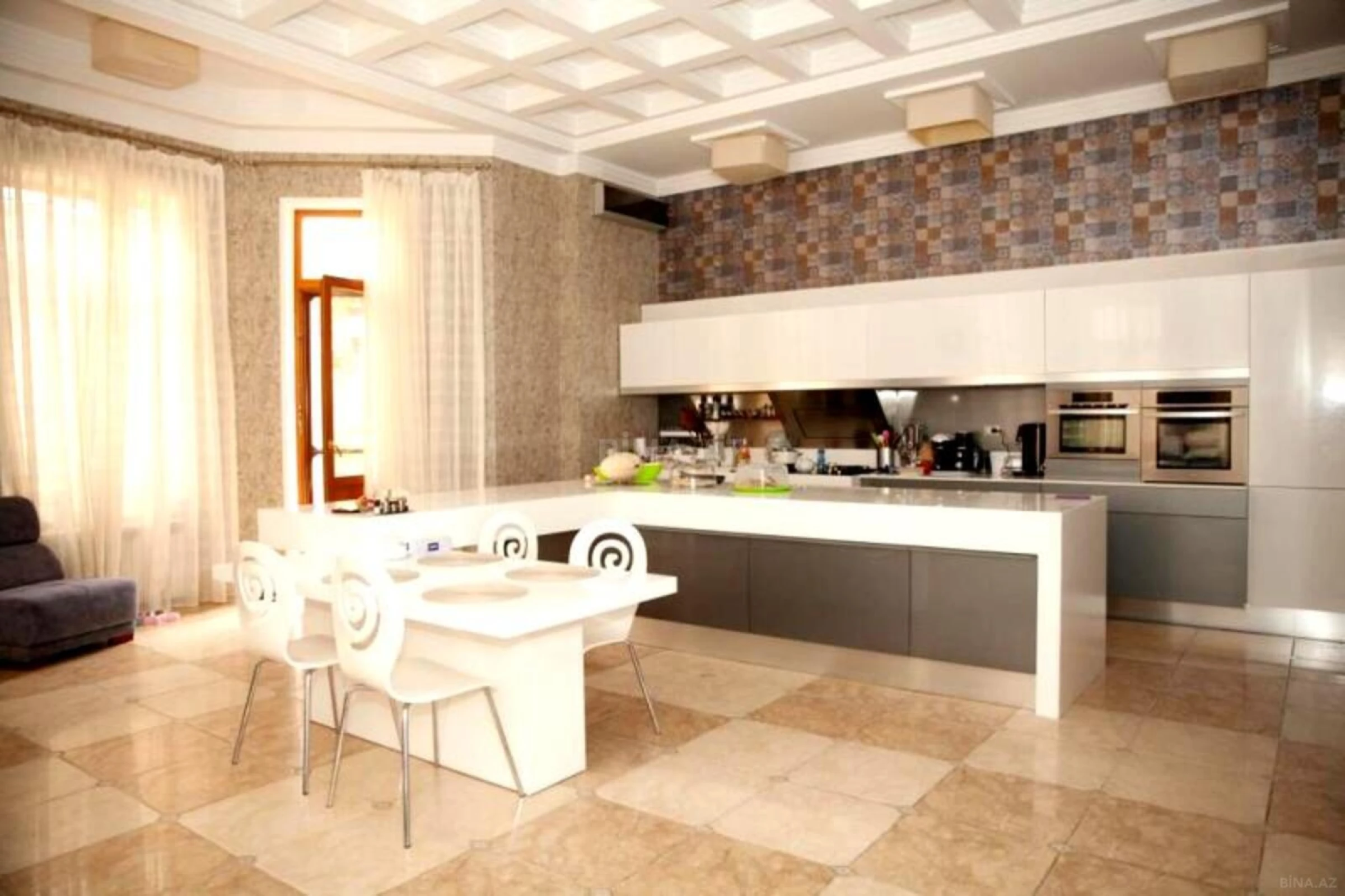 Satılır 11 otaqlı həyət evi 1500 m²