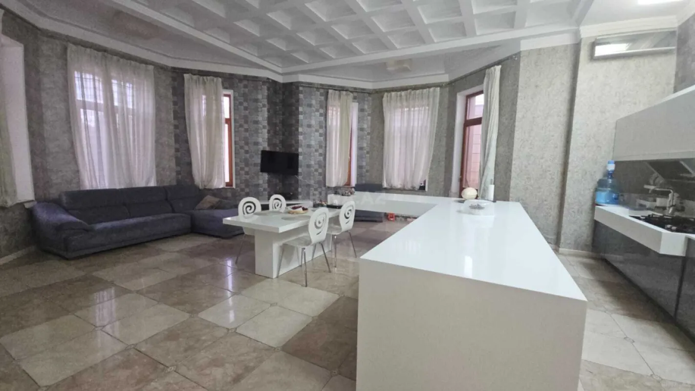 Satılır 11 otaqlı həyət evi 1500 m²