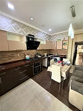 Satılır 3 otaqlı mənzil 135 m²