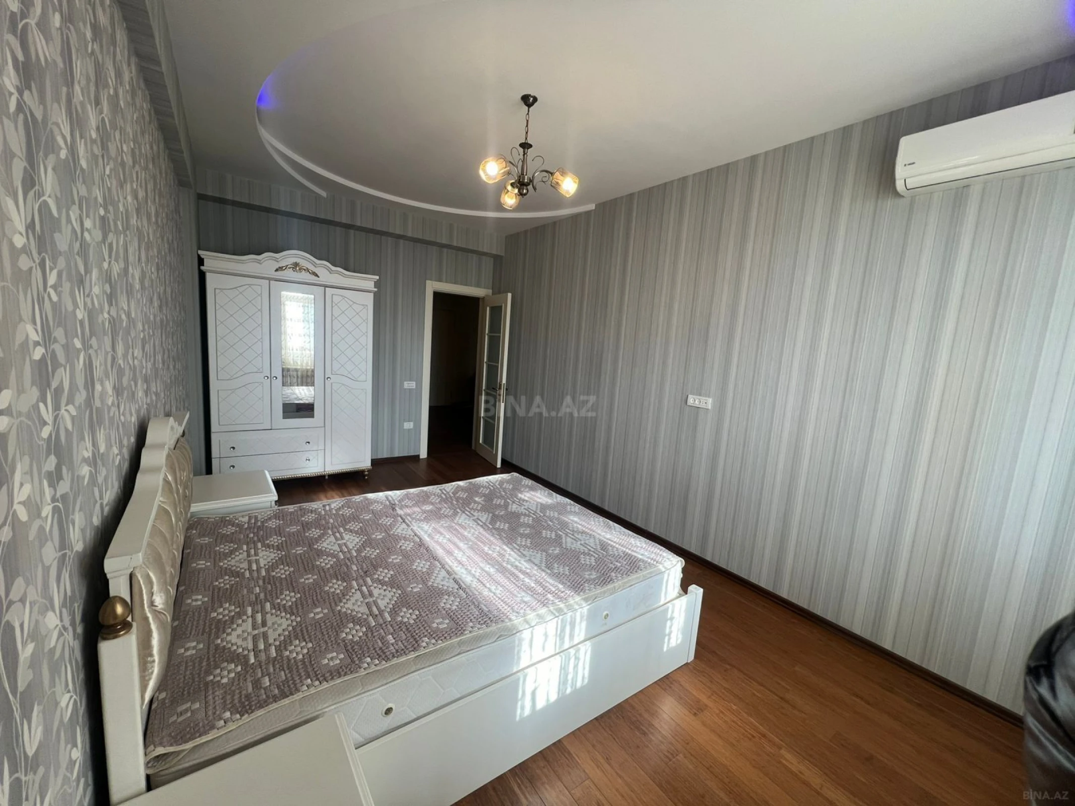 Satılır 5 otaqlı mənzil 186 m²