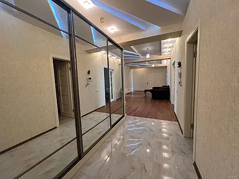Satılır 5 otaqlı mənzil 186 m²