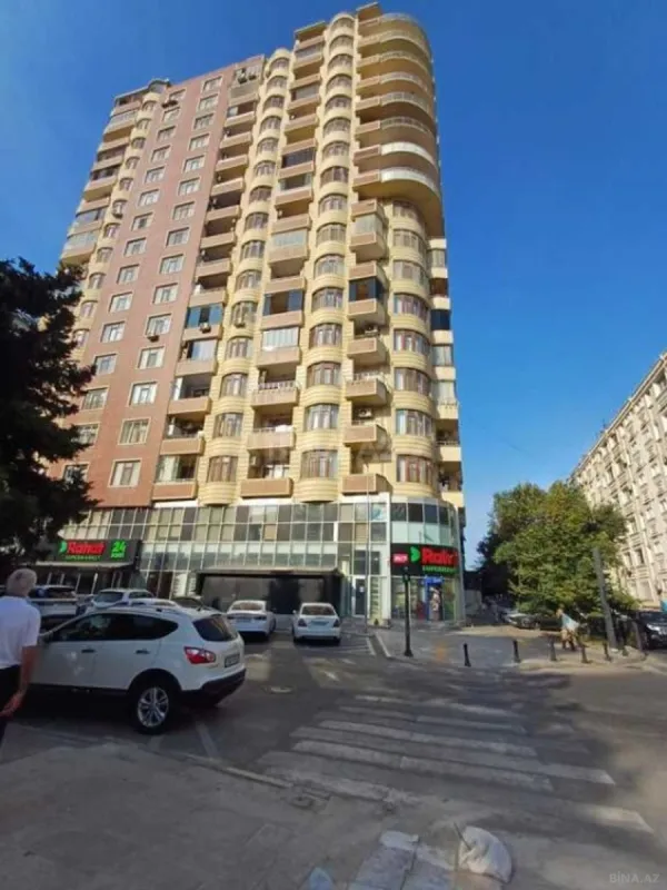Satılır 3 otaqlı mənzil 185 m²