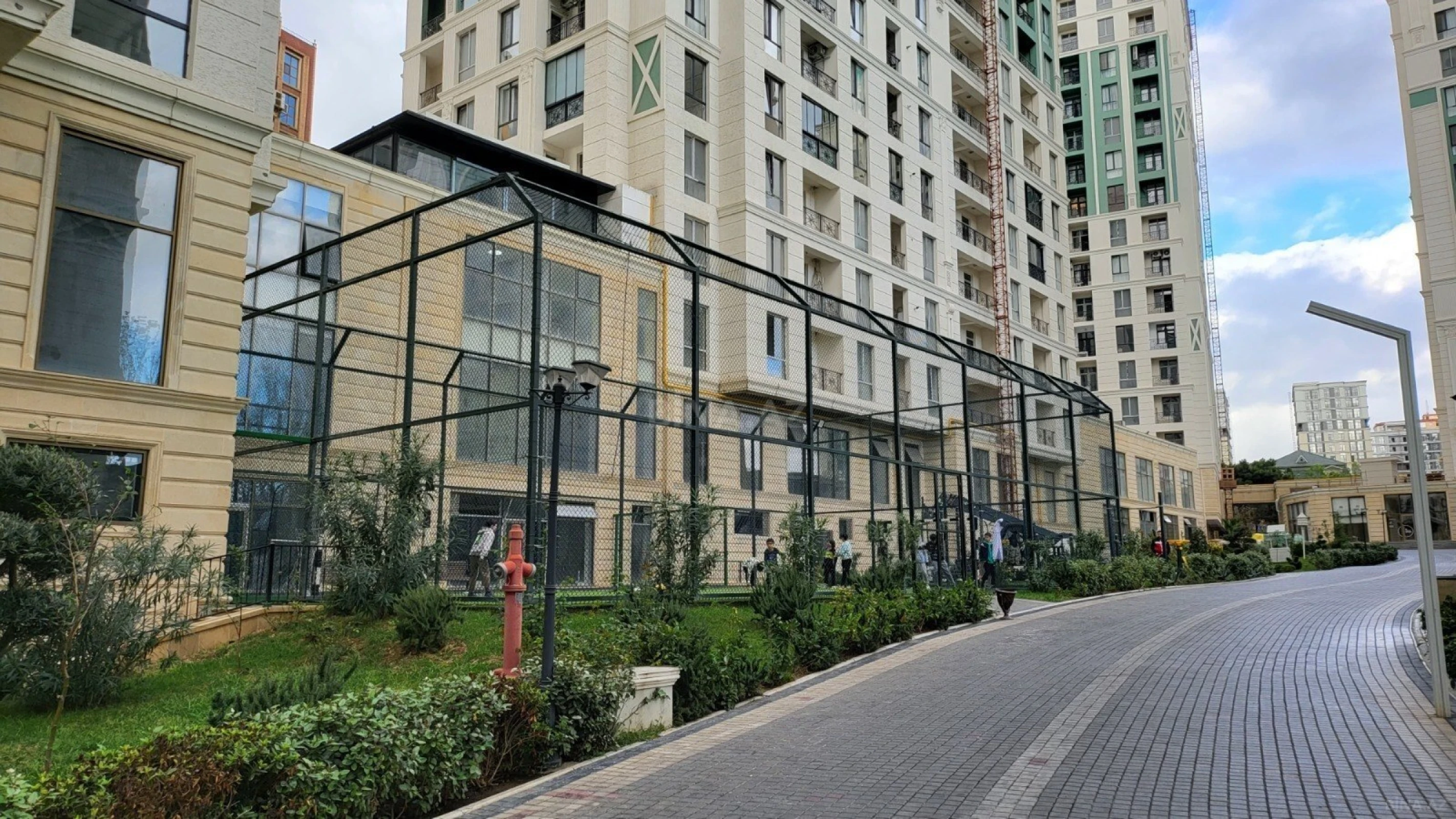 Satılır 2 otaqlı mənzil 93 m²