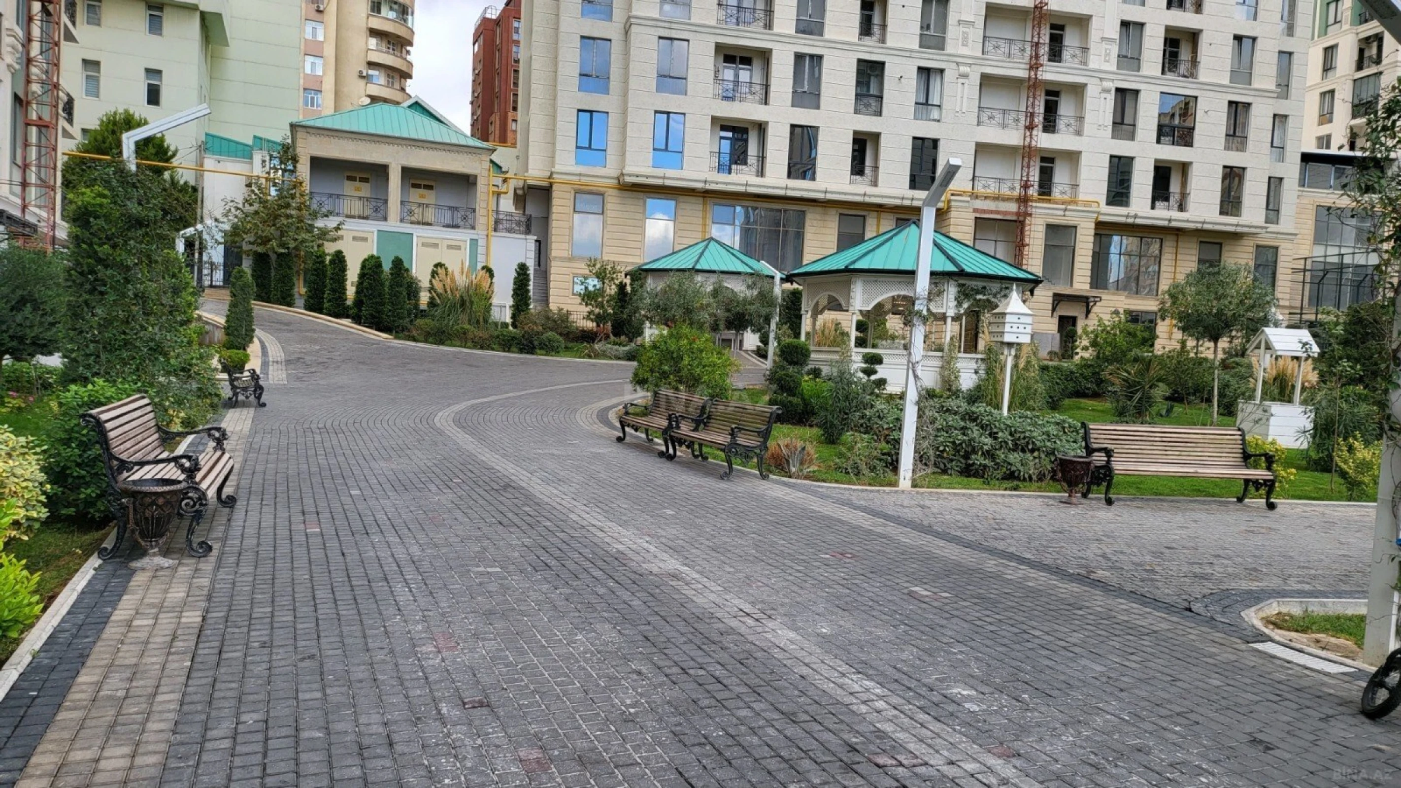 Satılır 2 otaqlı mənzil 93 m²