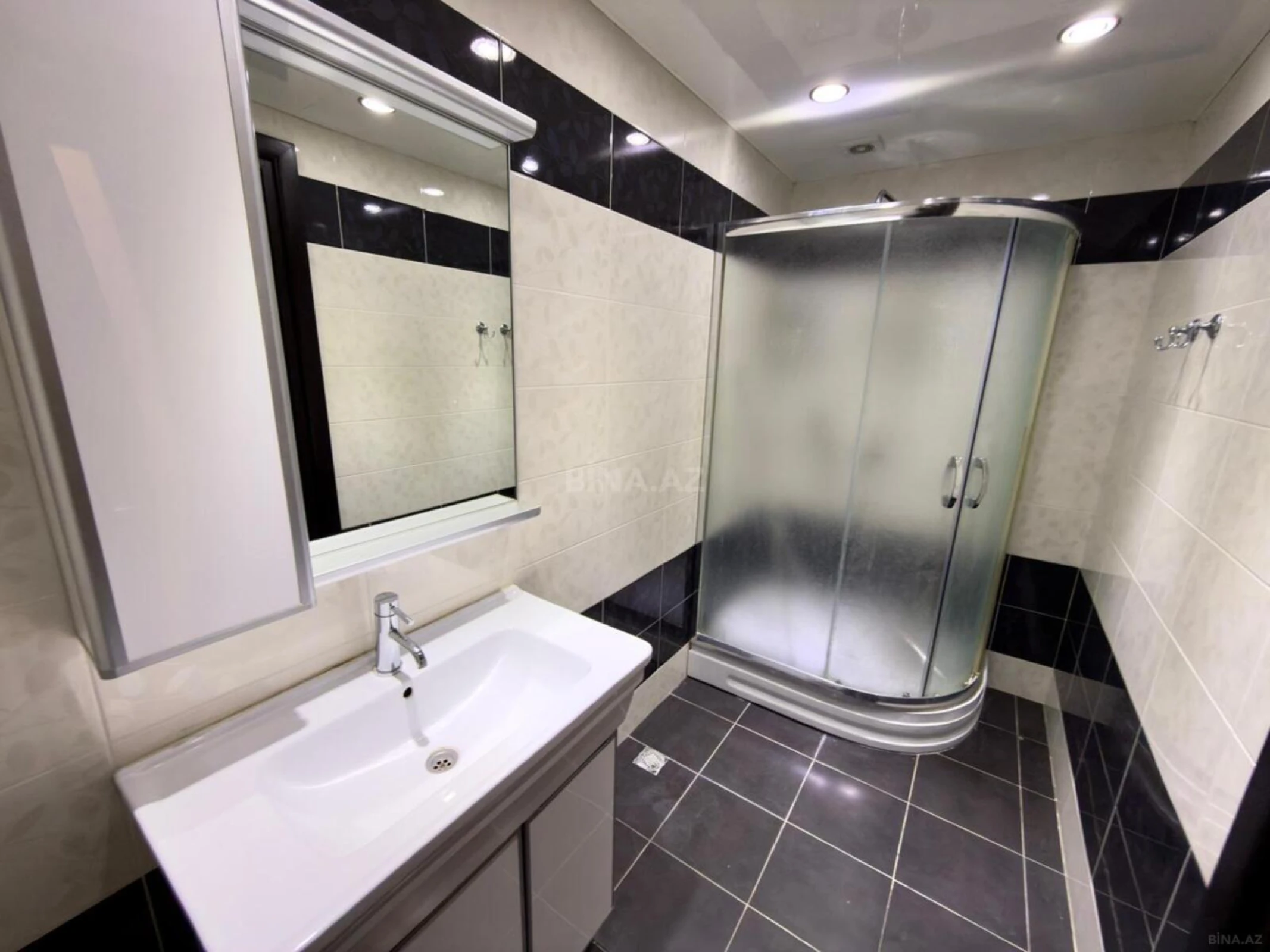 Kirayə verilir 3 otaqlı mənzil 150 m²