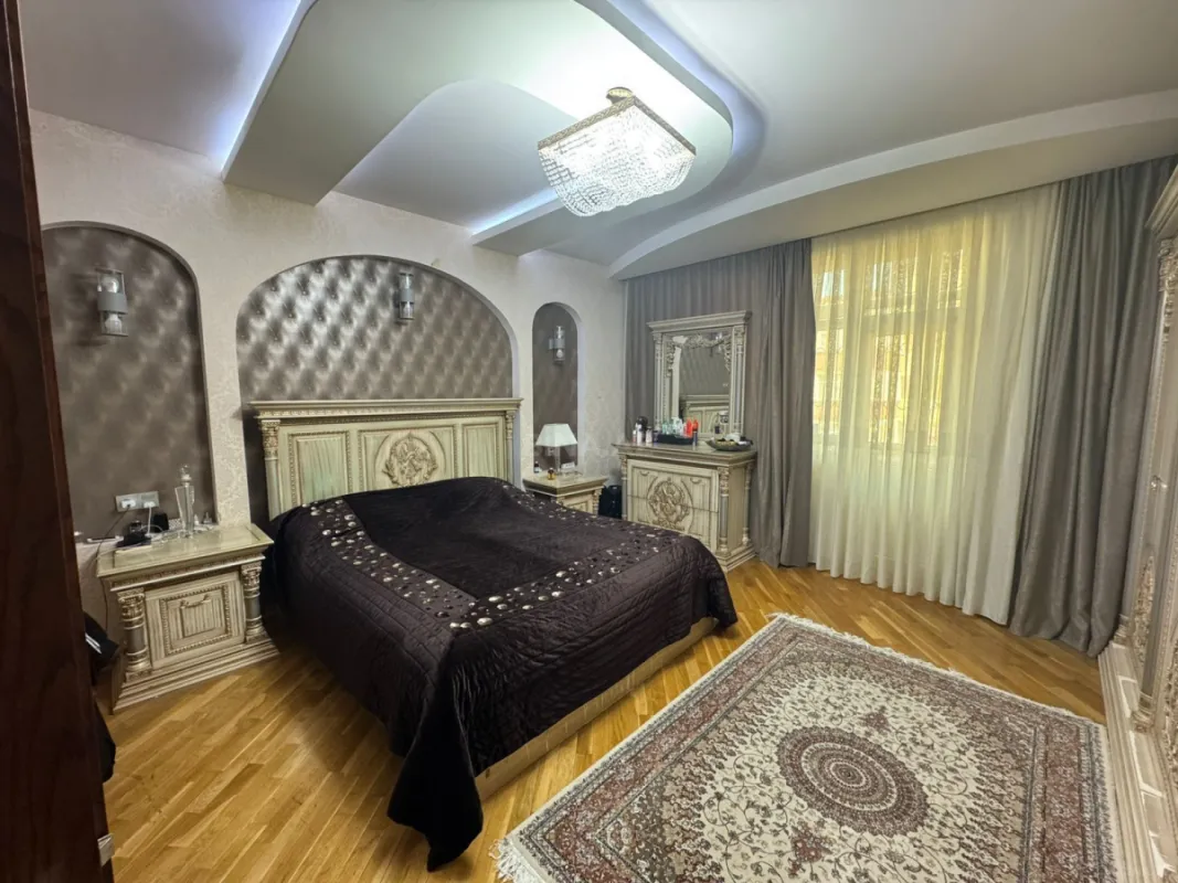 Satılır 3 otaqlı mənzil 135 m²