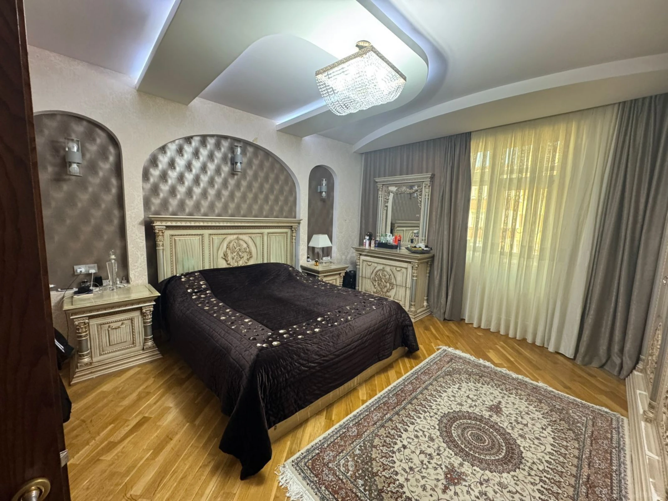 Satılır 3 otaqlı mənzil 135 m²