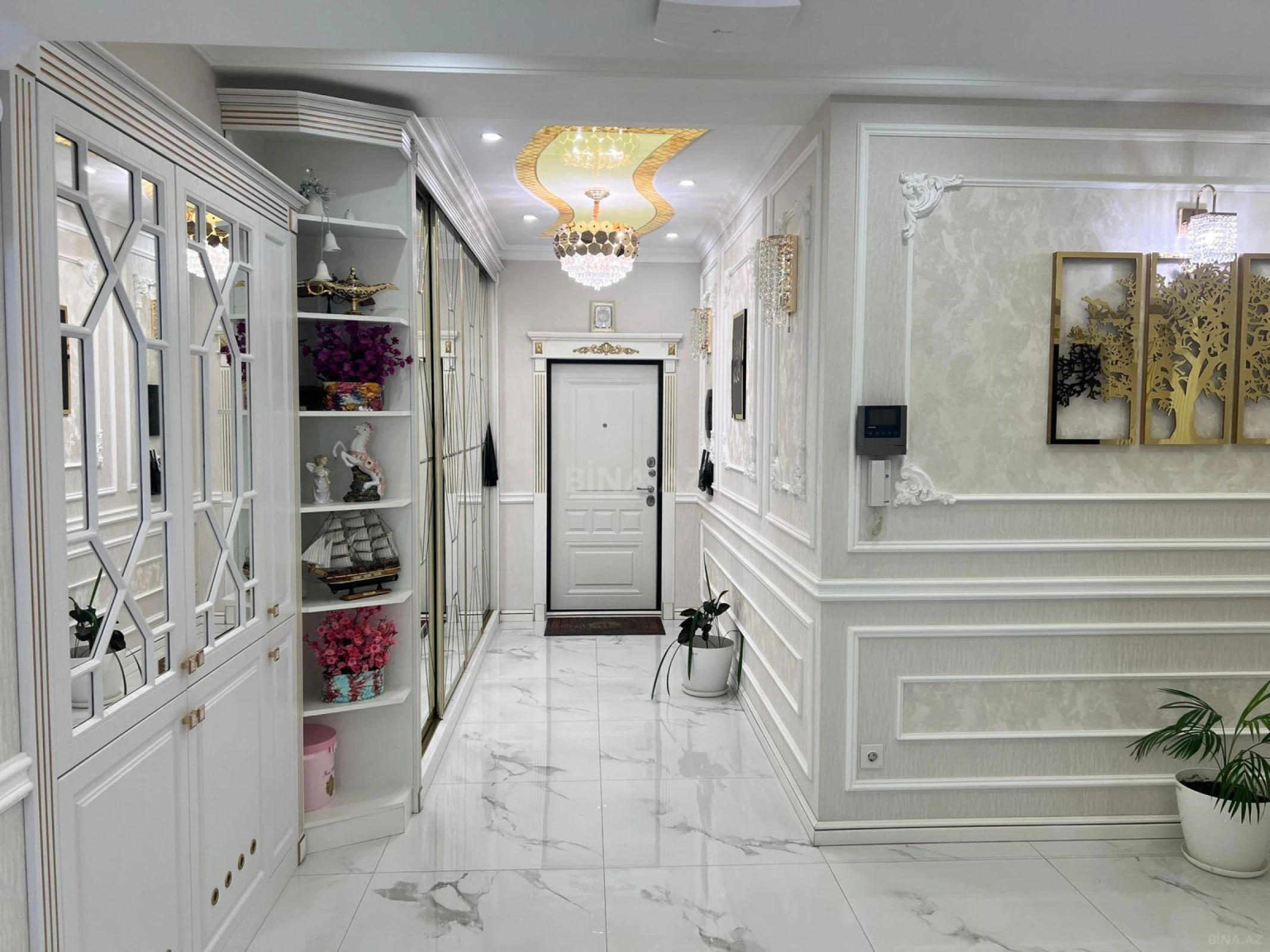 Satılır 4 otaqlı mənzil 200 m²