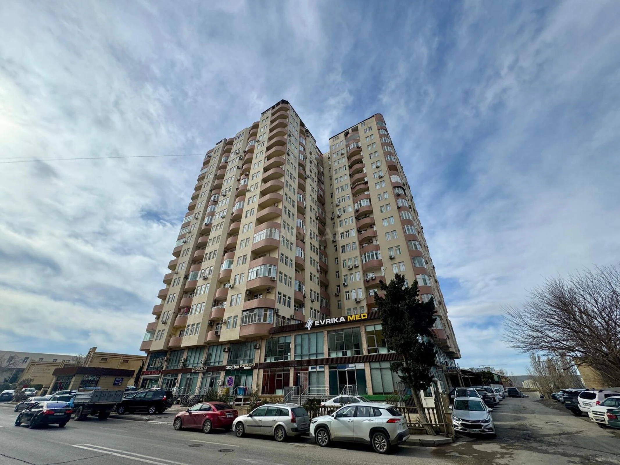 Satılır 2 otaqlı mənzil 87 m²