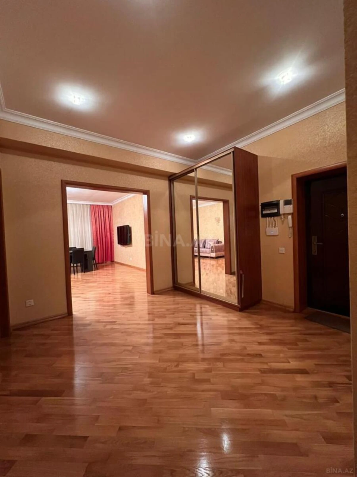 Kirayə verilir 3 otaqlı mənzil 126 m²
