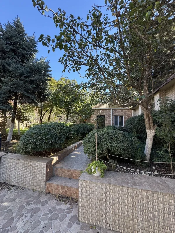 Satılır 8 otaqlı həyət evi 350 m²