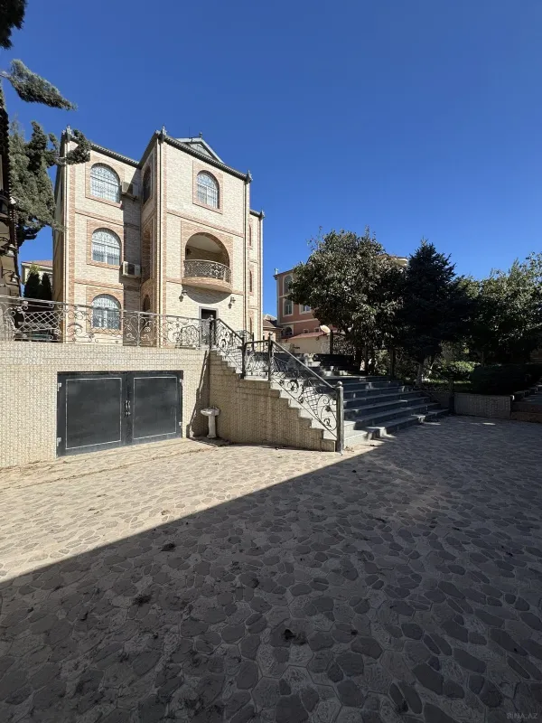 Satılır 8 otaqlı həyət evi 350 m²