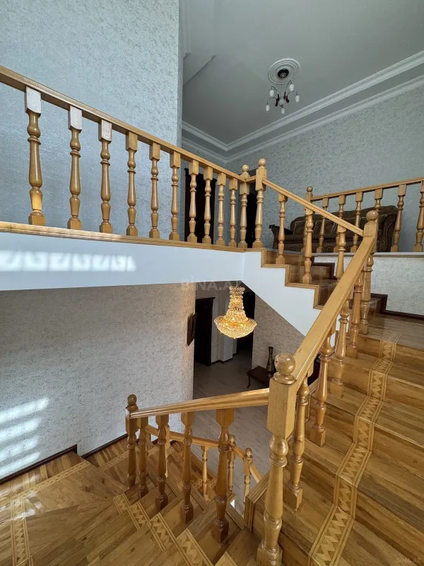 Satılır 8 otaqlı həyət evi 350 m²