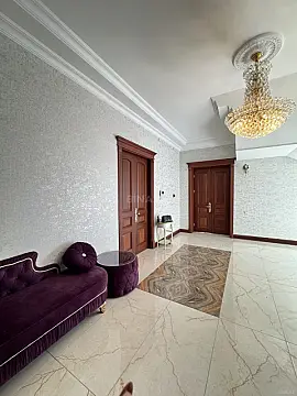 Satılır 8 otaqlı həyət evi 350 m²