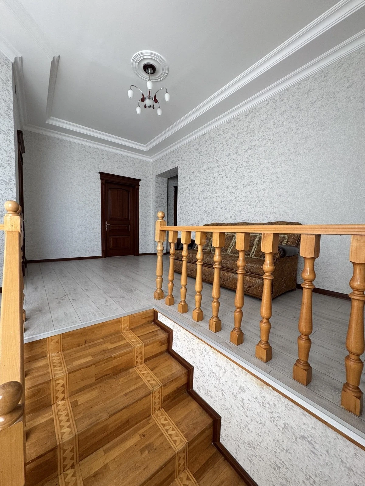 Satılır 8 otaqlı həyət evi 350 m²