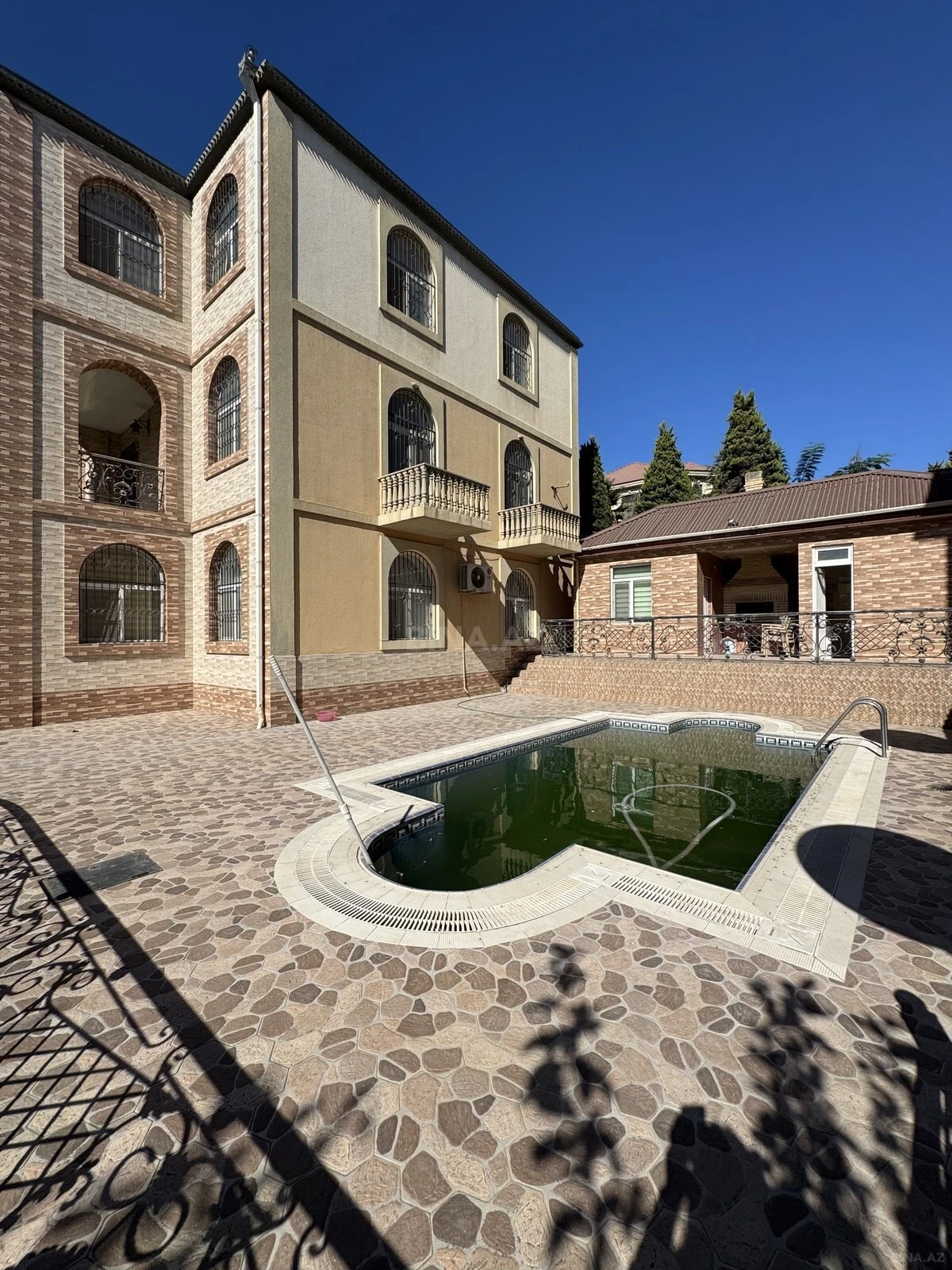 Satılır 8 otaqlı həyət evi 350 m²