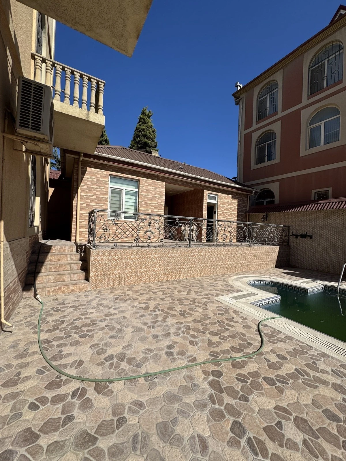 Satılır 8 otaqlı həyət evi 350 m²