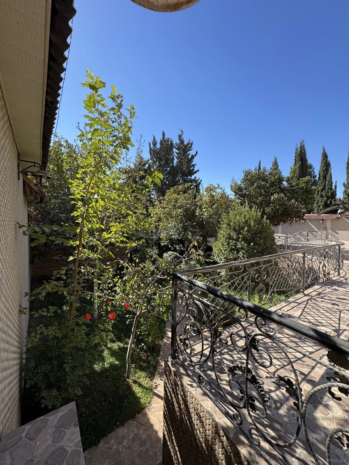 Satılır 8 otaqlı həyət evi 350 m²