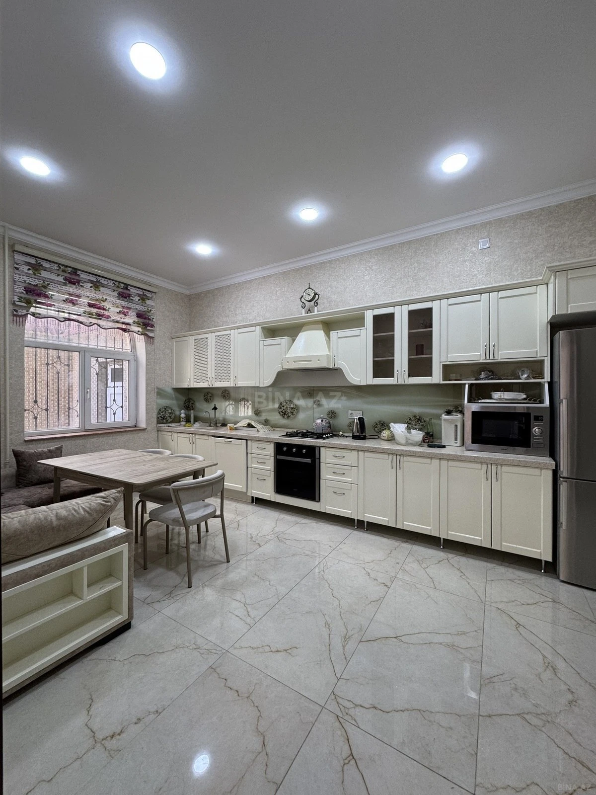 Satılır 8 otaqlı həyət evi 350 m²