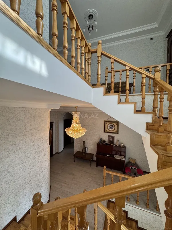 Satılır 8 otaqlı həyət evi 350 m²