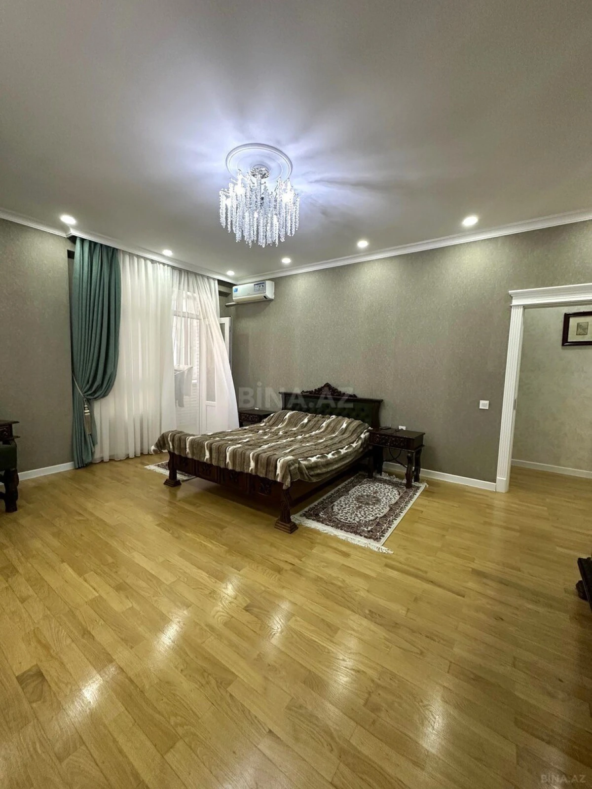 Satılır 3 otaqlı mənzil 140 m²