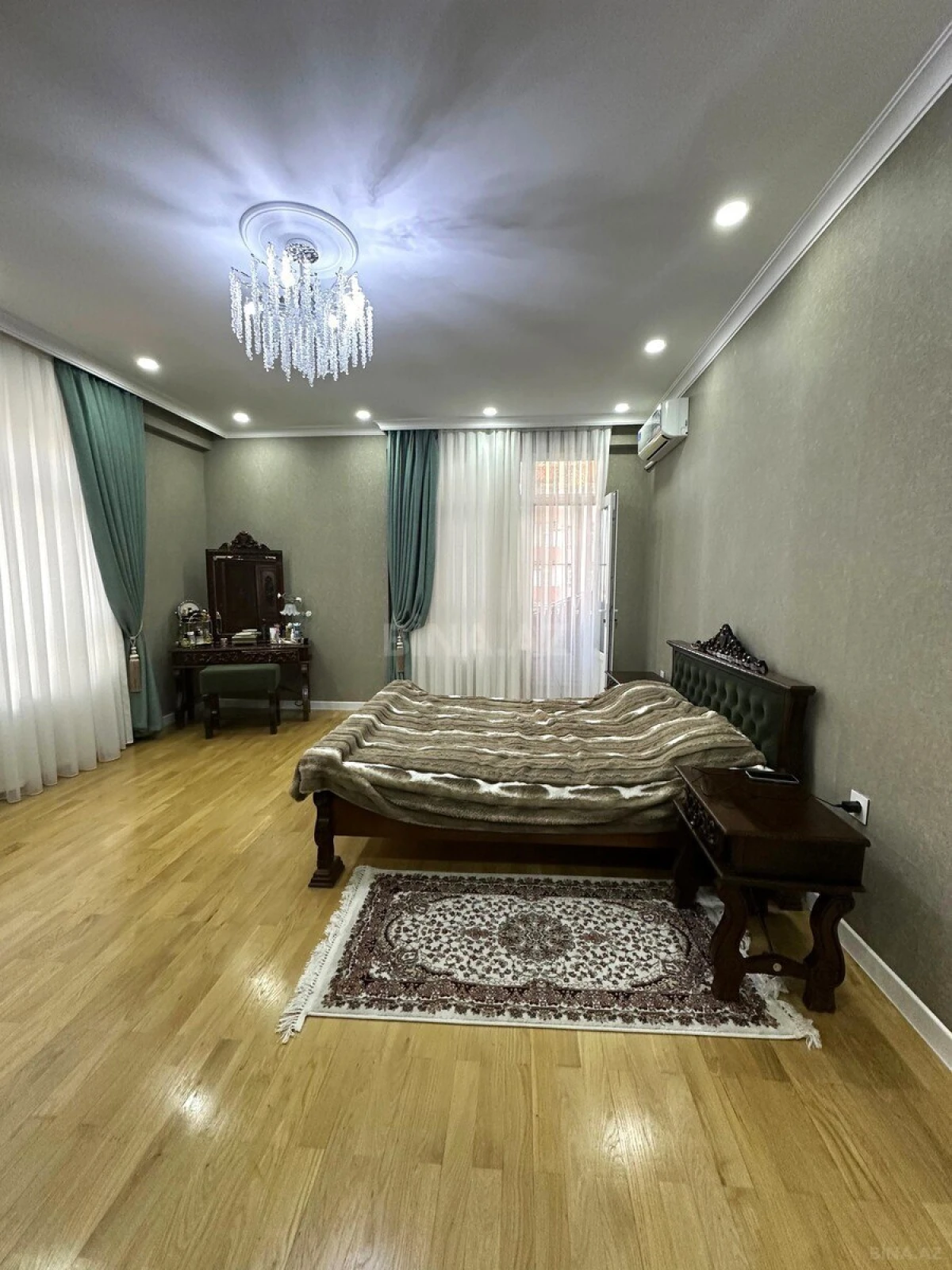 Satılır 3 otaqlı mənzil 140 m²