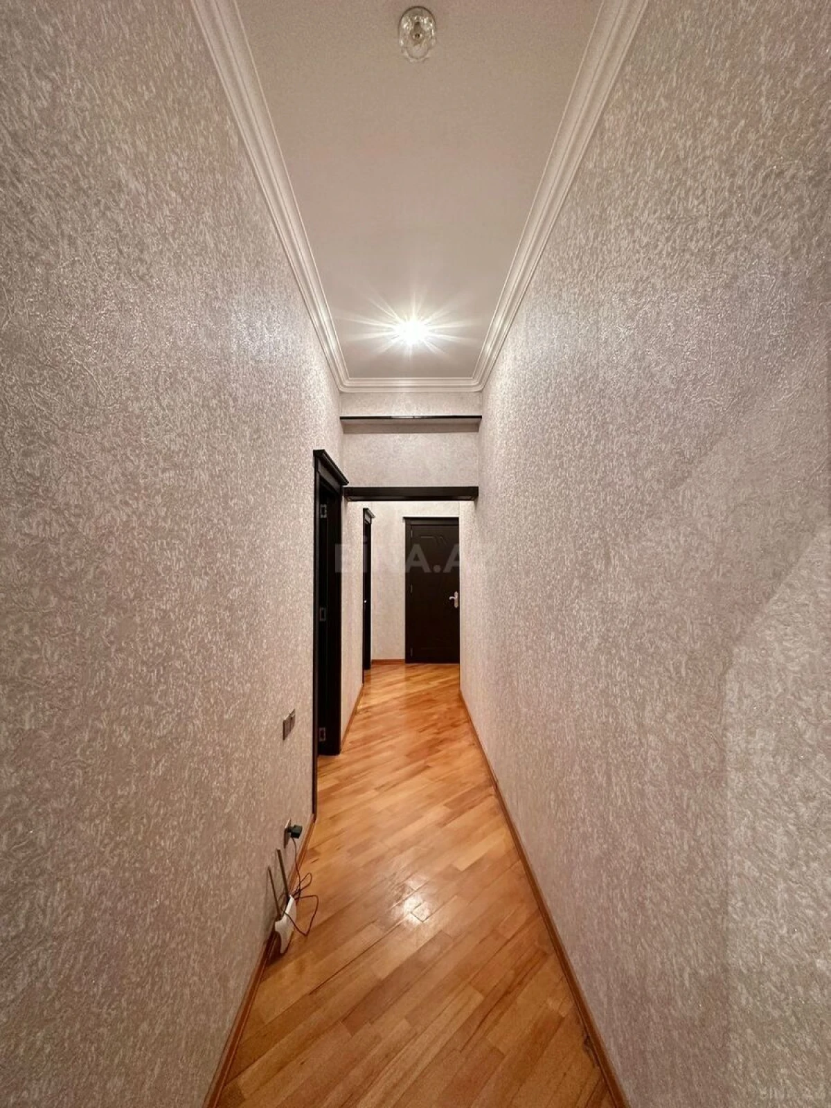 Satılır 3 otaqlı mənzil 140 m²