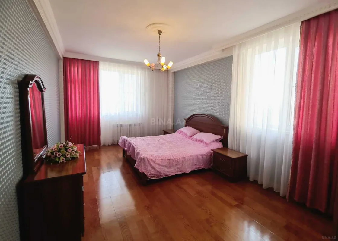 Satılır 3 otaqlı mənzil 135 m²