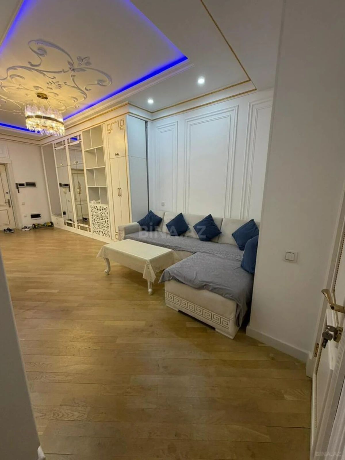 Kirayə verilir 2 otaqlı mənzil 115 m²