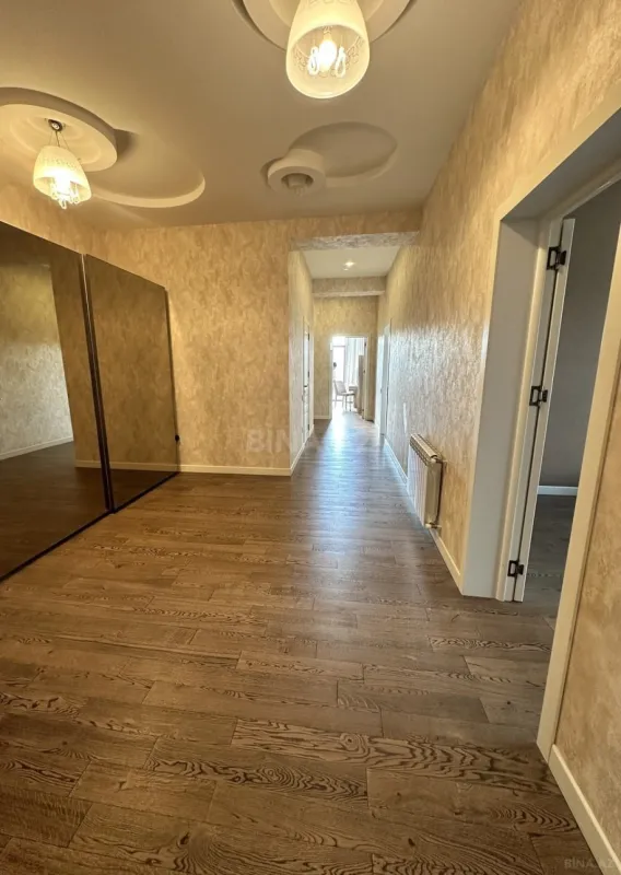 Satılır 5 otaqlı mənzil 210 m²