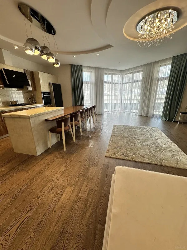 Satılır 5 otaqlı mənzil 210 m²