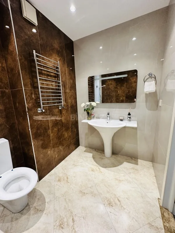 Satılır 5 otaqlı mənzil 210 m²