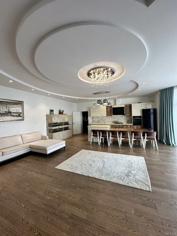 Satılır 5 otaqlı mənzil 210 m²