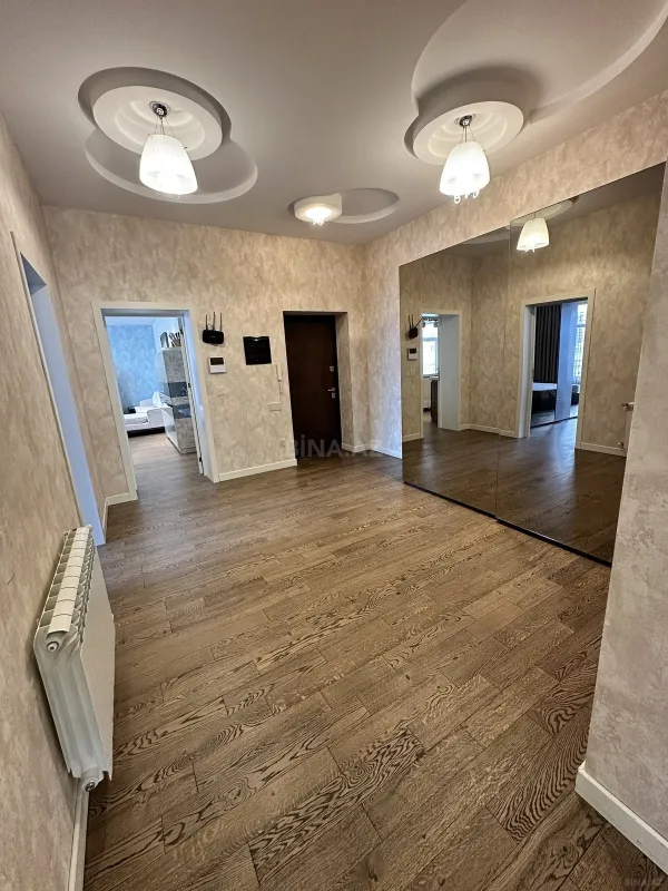 Satılır 5 otaqlı mənzil 210 m²