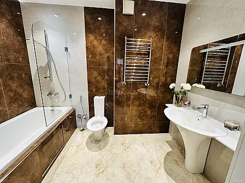 Satılır 5 otaqlı mənzil 210 m²